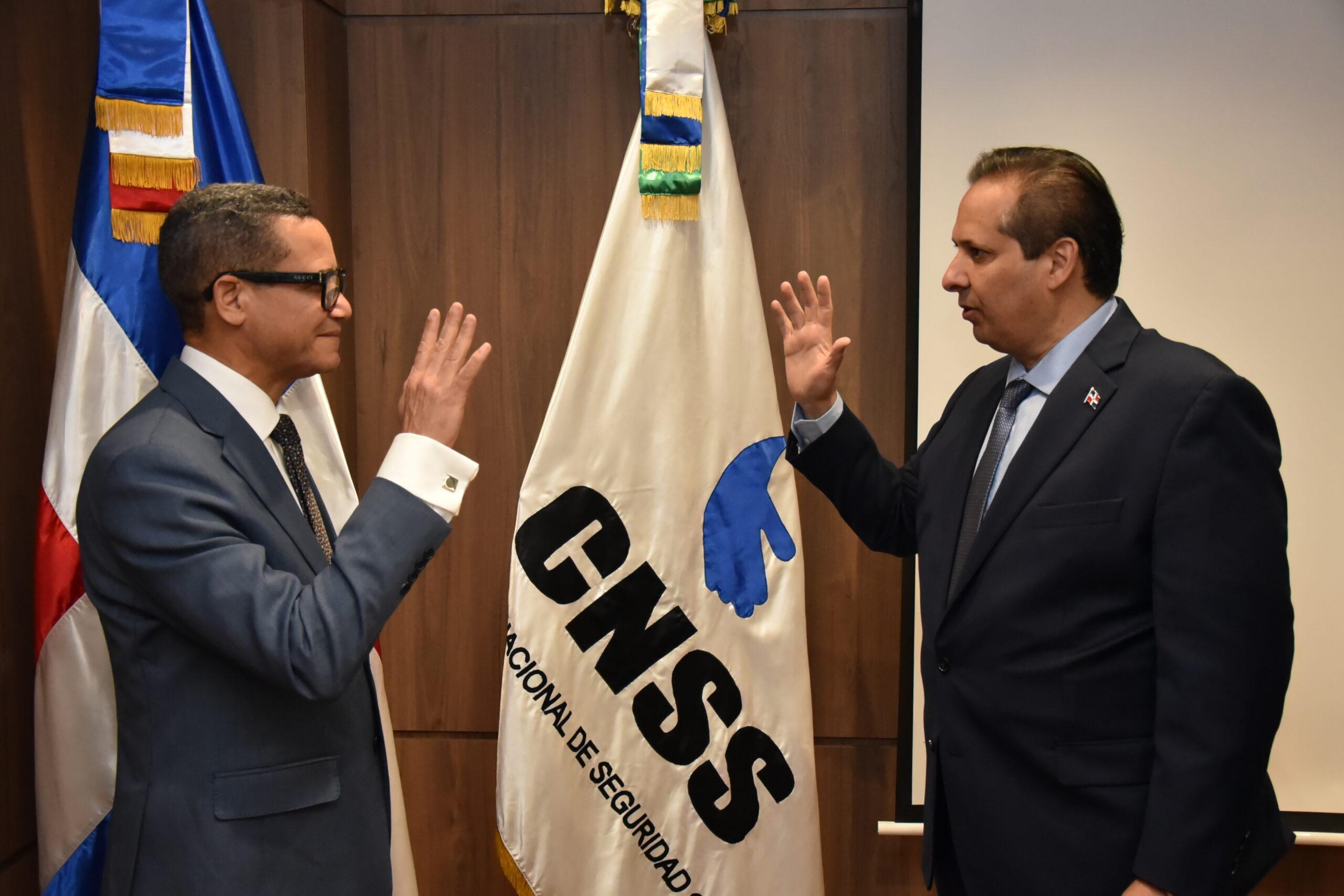 El ministro de Trabajo, Eddy Olivares, tomó posesión como presidente del Consejo Nacional de Seguridad Social (CNSS). Le acompañan el ministro de Salud Pública y vicepresidente de la entidad, Víctor Atallah y el gerente general del CNSS, Edward Guzmán